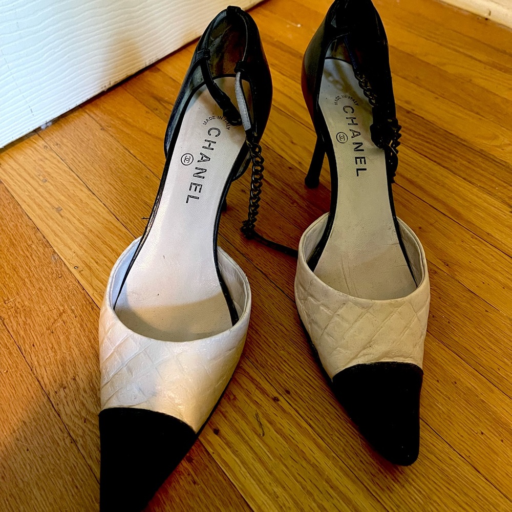 Vintage Chanel Quilted Chain Strap Pumps